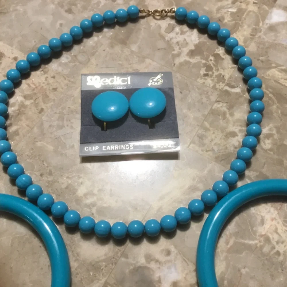 Vintage Costume - Turquoise Necklace, Clip Earrings, and 2 Bracelets. - Picture 2 of 16